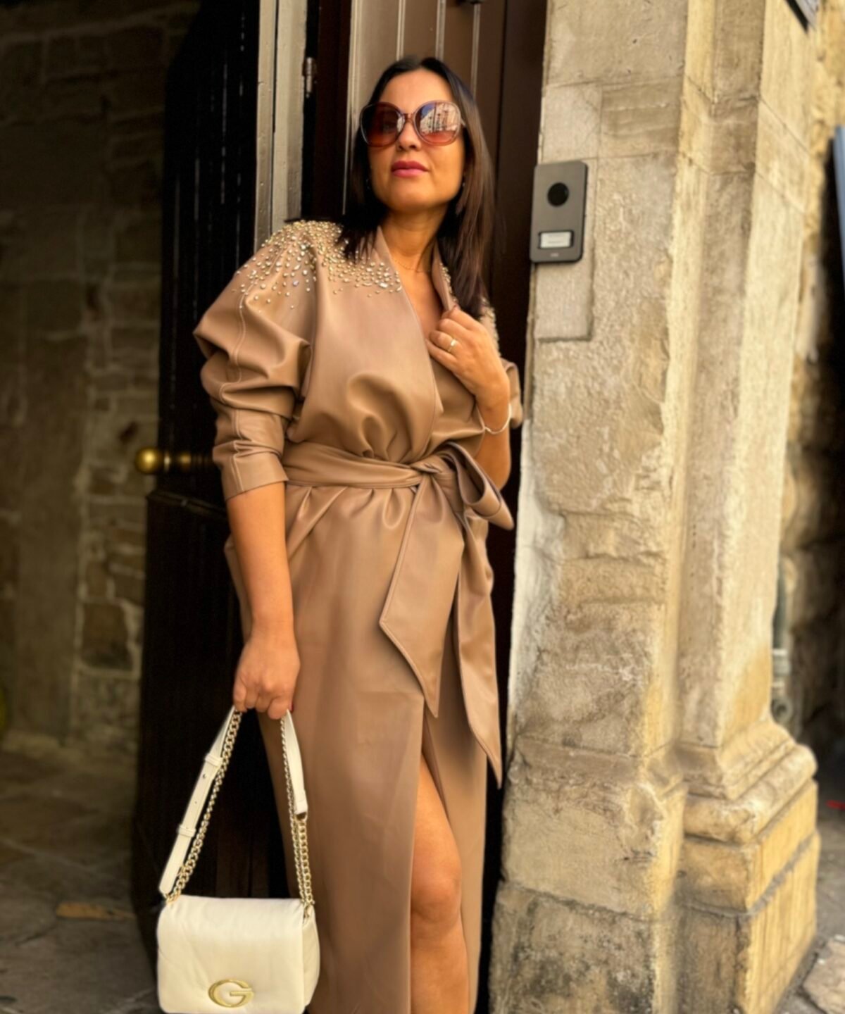 Cappotto lungo in ecopelle con fusciacca e ricami swarovski - ALMA SANCHEZ