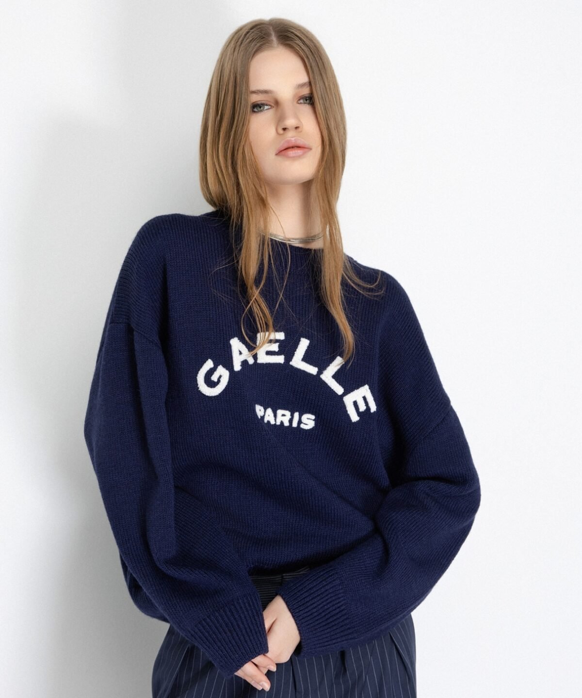 Pullover Paricollo In Maglieria Con Ricamo Logo • Blu - Gaëlle Paris  GAABW07115_MBFI0001_GEN_BL01_AI25_GAABW_GA_PRAI