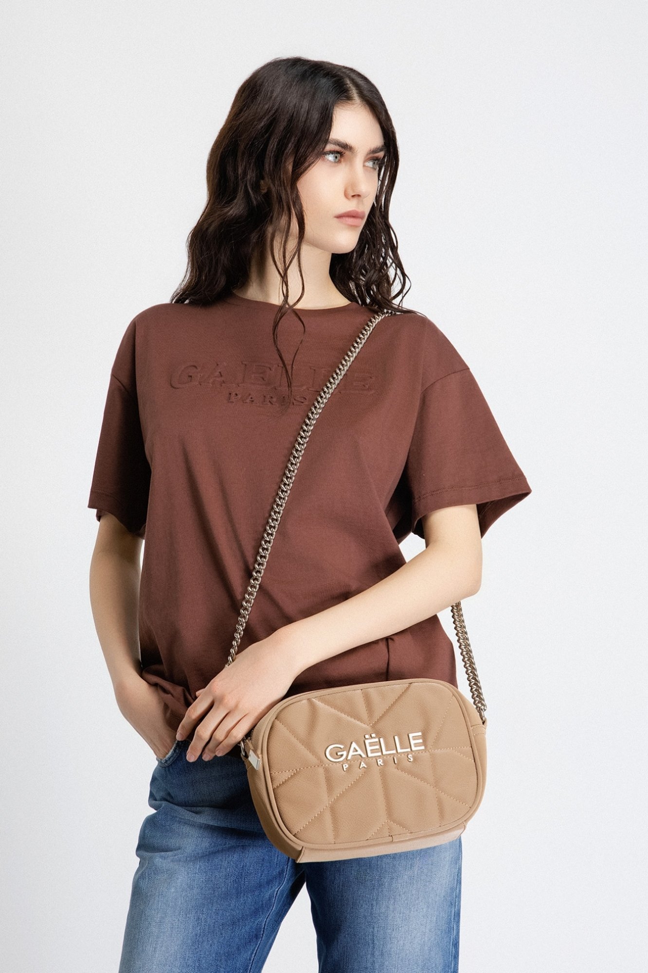 regular camera bag metal logo gaelle - cammello